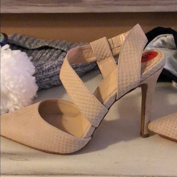 Vince Camino Nude Suede Pump Size 6 - Picture 3 of 4